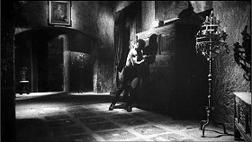 『幽霊屋敷の蛇淫』 1964　約41分：二階廊下、角を曲がった先