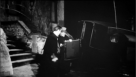 『幽霊屋敷の蛇淫』 1964　約54分：玄関前の階段をおりたあたり、右に馬車
