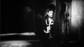 『幽霊屋敷の蛇淫』 1964　約1時間10分：広間から分かれる廊下、右に柱時計