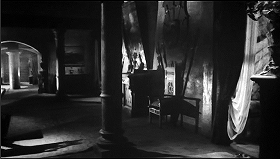 『幽霊屋敷の蛇淫』 1964　約1時間13分：広間、階段側から　向かって右手