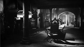 『幽霊屋敷の蛇淫』 1964　約1時間13分：広間、階段側から　向かって左手
