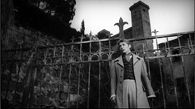 『幽霊屋敷の蛇淫』 1964　約1時間28分：門の柵に串刺しになったアランと館の外観　下から