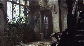 『フランケンシュタインの怒り』 1964　約15分：玄関広間、玄関から見て左手