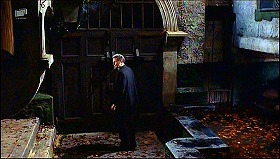 『妖女ゴーゴン』 1964　約22分：画家宅、門と階段の間の前庭＋池