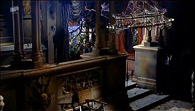 『妖女ゴーゴン』 1964　約24分：広間＋中二階への階段