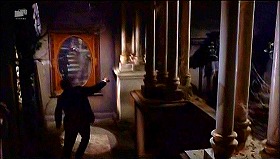 『妖女ゴーゴン』 1964　約25分：中二階への階段＋踊り場の大鏡