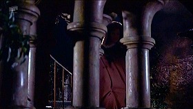 『妖女ゴーゴン』 1964　約46分：墓地への階段と円柱セット