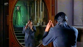 『妖女ゴーゴン』 1964　約1時20分：中二階への階段、踊り場の大鏡
