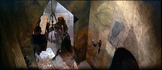 『黒猫の棲む館』 1964　約1時間5分：角塔内(?)の廊下、上から　右下に扉