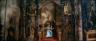 『黒猫の棲む館』 1964　約1時間6分：赤い絨毯の広間