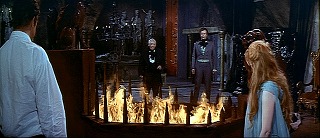 『黒猫の棲む館』 1964　約1時間9分：火床の向こうから入口側を