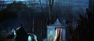 『赤死病の仮面』 1964　約7分：左遠景に山上の城