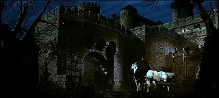 『赤死病の仮面』 1964　約7分：夜の城門附近、下から