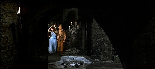『赤死病の仮面』 1964　約46分：地下牢の階段をあがったところ、城壁の歩廊へ