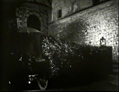 『生きた屍の城』 1964　約20分：城、入口の手前の斜面