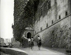 『生きた屍の城』 1964　約50分：城、入口の手前の斜面