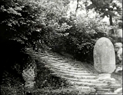 『生きた屍の城』 1964　約53分：ボマルツォの《聖なる森》／階段