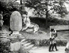 『生きた屍の城』 1964　約53分：ボマルツォの《聖なる森》／階段と《ケルベロス》(?)