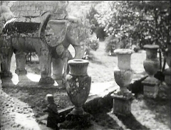 『生きた屍の城』 1964　約1時間2分：ボマルツォの《聖なる森》／《象》