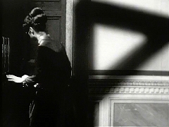 『生きた屍の城』 1964　約1時間6分：広間から扉へ、右の壁に絞首台(?)の影