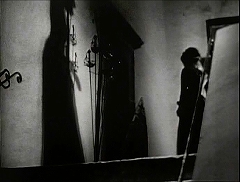 『生きた屍の城』 1964　約1時間6分：屋内の階段から扉へ、ラウラの影