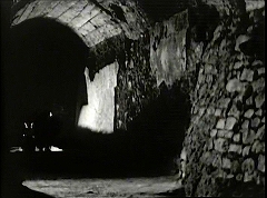 『生きた屍の城』 1964　約1時間7分：天井が円筒状の通路