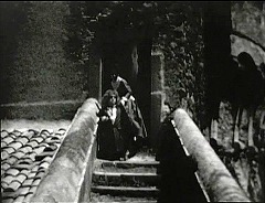 『生きた屍の城』 1964　約1時間9分：城壁上の通路から塔への階段