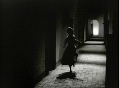 『生きた屍の城』 1964　約1時間13分：角を曲がった先の廊下