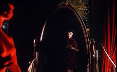 『モデル連続殺人！』 1964　約1時間3分：館、楕円形の鏡と赤マネキン