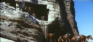 『大盗賊』 1963　約1時間0分：海辺の巨岩にくり抜かれた洞穴＋縄梯子