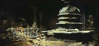 『奇巌城の冒険』 1966　約22分：洞窟内の舎利塔