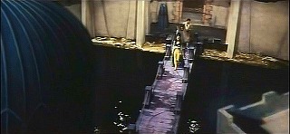 『奇巌城の冒険』 1966　約1時間4分：黒い城への吊り橋、上から
