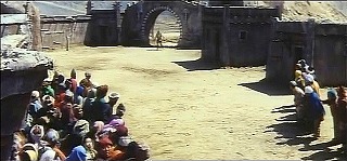 『奇巌城の冒険』 1966　約1時間29分：広場、奥に町の門