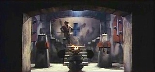 『奇巌城の冒険』 1966　約1時間36分：城、地下牢の左右へ枝分かれする階段