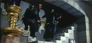 『奇巌城の冒険』 1966　約1時間37分：城、廊下奥の左右へ枝分かれする階段　下から
