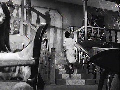 『ウルトラＱ』第9話「クモ男爵」 1966　約8分：広間の奥、左右に枝分かれする階段