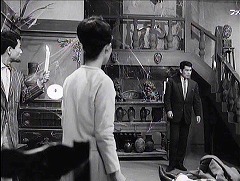 『ウルトラＱ』第9話「クモ男爵」 1966　約9分：広間の奥、階段の左側