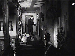 『ウルトラＱ』第9話「クモ男爵」 1966　約10分：階段を上がって左の吹抜歩廊とその奥の廊下