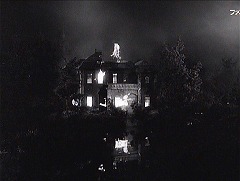 『ウルトラＱ』第9話「クモ男爵」 1966　約24分：炎上・崩壊する館