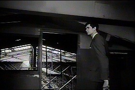 『審判』 1962　約35分：台形状の部屋の開口部とその向こうのキャットウォーク