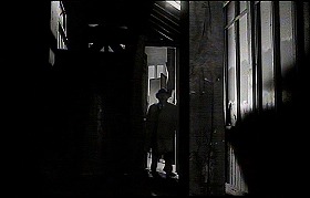 『審判』 1962　約50分：弁護士宅、事務室の奥の廊下