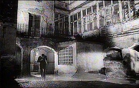 『審判』 1962　約1時間2分：弁護士宅を出た所＋雨