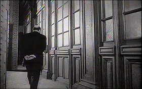 『審判』 1962　約1時間11分：蒲鉾状の大きな空間内の廊下