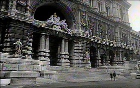 『審判』 1962　約1時間18分：門と階段＝ローマの最高裁判所