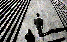 『審判』 1962　約1時間18分：幅が広い階段の踊り場　かなり上から