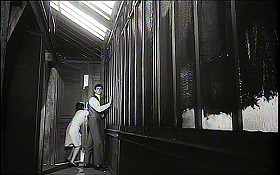 『審判』 1962　約1時間29分：弁護士宅、事務室と寝室の間の廊下