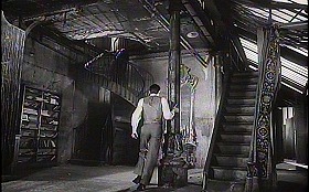 『審判』 1962　約1時間36分：弁護士宅、事務室からの廊下を出た先の階段　左奥に螺旋階段