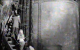『審判』 1962　約1時間39分：画家のアトリエへ、タンク廻りの階段