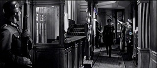 『悪徳の栄え』 1963　約42分：ゲシュタポ本部、廊下