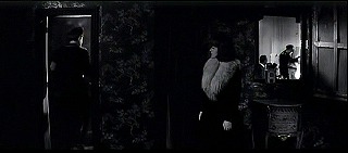 『悪徳の栄え』 1963　約44分：ゲシュタポ本部、暗い部屋＋右に額絵の裏とマジック・グラス